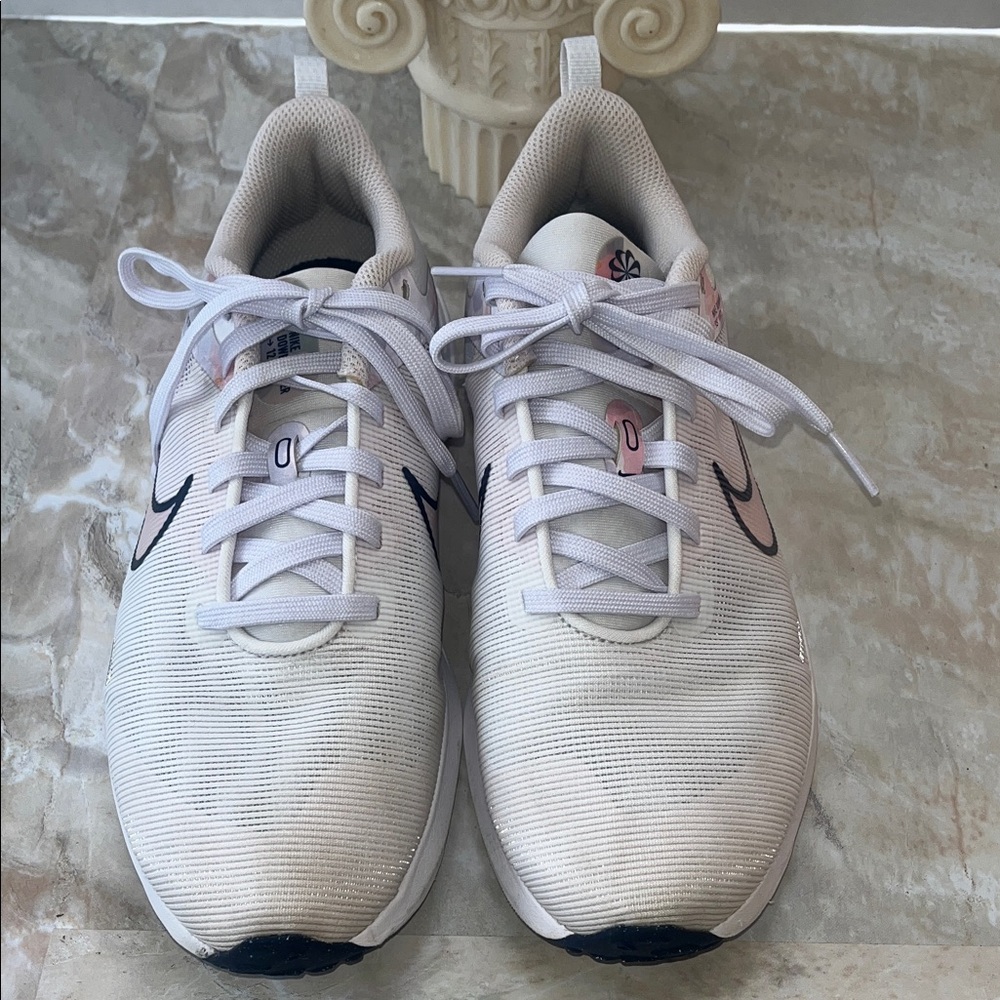 Nike Women's Cream and Pink Sneakers size 8